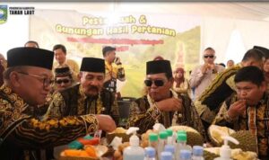 Pj, Bupati Syamsir bersama Pj Ketua TP PKK hadiri Hari Jadi Tabalong