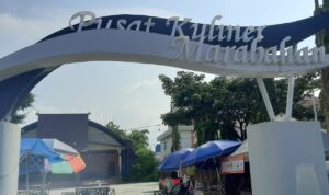 Pusat Kuliner Marabahan tidak didukung fasum/ Toilet, ketika hujan halaman banjir
