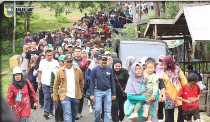 Pj Bupati Tanah Laut melepas secara resmi peserta Jalan Santai