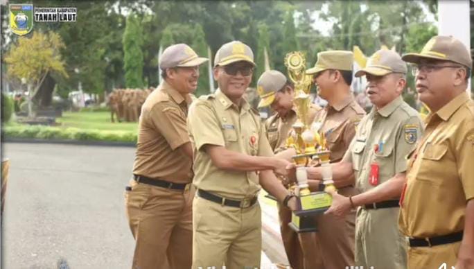 Sekda serahkan Hadiah Terbaik Tala Expo dan Naga Banjar