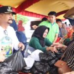 Pj Bupati Berikan Potongan Harga Pribadi Pada Pasar Murah