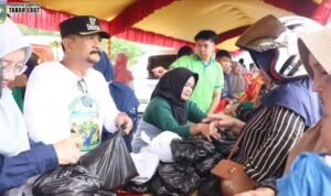 Pj Bupati Berikan Potongan Harga Pribadi Pada Pasar Murah