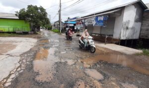 Jalan Komplek Persada Permai Baru 3 Handil Bakti Alalak Rusak Parah