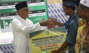 Tiga Masjid di Kecamatan Bajuin Terima Dana Hibah dari Pemkab Tala