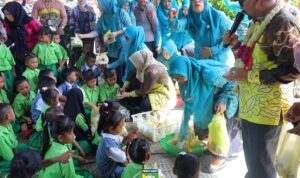 Bela Desa Kuringkit, Puluhan Paket Pencegahan Stunting Dibagikan