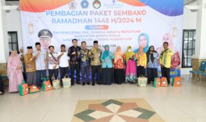Supir Klotok hingga janda Pensiunan terima sembako, Bupati Mujiyat Pesan berbagi kebahagian di Ramadhan