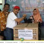 Ibu Ami Menerima Hadiah Utama Kuis Bagarakan Sahur Dari Pj Bupati Tala