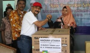 Ibu Ami Menerima Hadiah Utama Kuis Bagarakan Sahur Dari Pj Bupati Tala