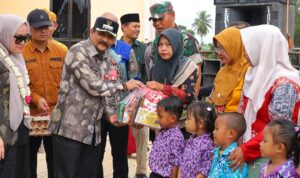 12 Bantuan Bedah Rumah Diserahkan H. Syamsir Rahman diBela Desa Durian Bungkuk