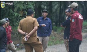 Asisten Pemerintahan  & Kesra Pemkab. Tala  Tinjau Batas Desa Damit dengan Desa Batalang