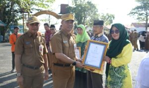 Di Hari Koperasi, Pemkab. Barito Kuala serahkan Penghargaan kepada Koperasi & Pelaku Usaha