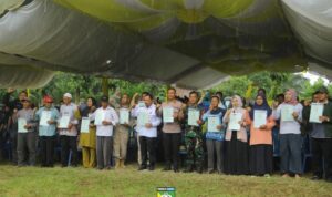H. Syamsir Rahman Serahkan 347 Sertipikat Hak Atas Tanah Program PTSL
