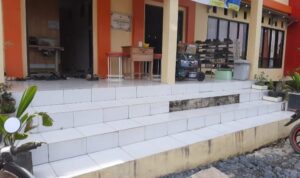 Setahun diKerjakan Lantai Keramik  Dan Teras SMK 4 Marabahan sudah  ada Yang Lepas