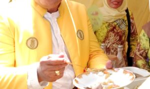 Kepala Dinas  Kelautan dan Perikanan  bagikan Ikan masak Gratis ala Papua