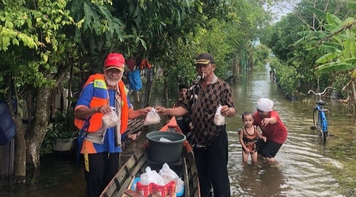 Komunitas Lingkungan Salurkan Bantuan Korban Banjir di Tanah Laut