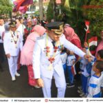 Bupati Wakil Bupati disambut Ribuan Undangan dalam acara Penyambutan di halaman Kantor Pemkab. Tanah Laut