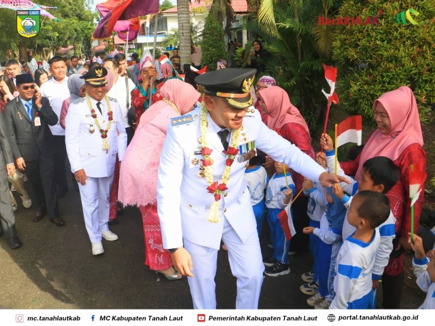 Bupati Wakil Bupati disambut Ribuan Undangan dalam acara Penyambutan di halaman Kantor Pemkab. Tanah Laut