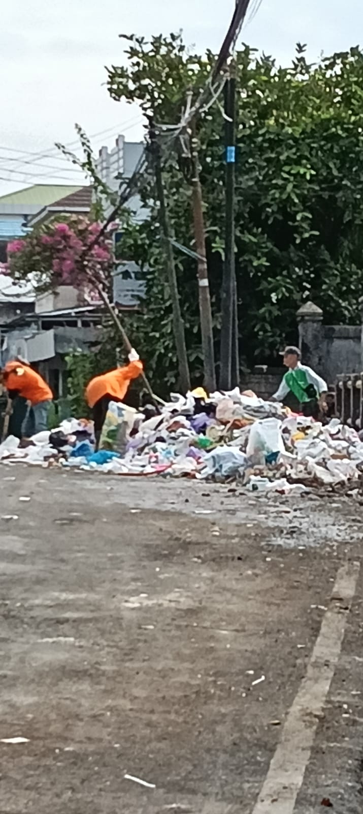 Sampah  Banjarmasin Mengerikan, tercium di jembatan Cemara Raya keluarkan aroma busuk, Menggunung macetkan Pengguna  jalan