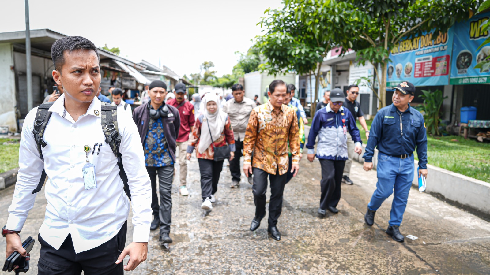 Menteri LH Tinjau Pengelolaan Sampah di Pasar Tradisional dan Bahas Solusi Perbaikan  TPA Basirih