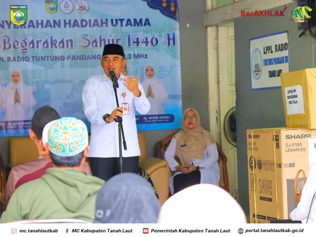 H. Rahmat Trianto Bagikan Hadiah Kuis Bagarakan Sahur