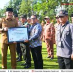 Bupati Rahmat Serahkan Penghargaan Efisiensi Anggaran Pilkada dan Kinerja OPD