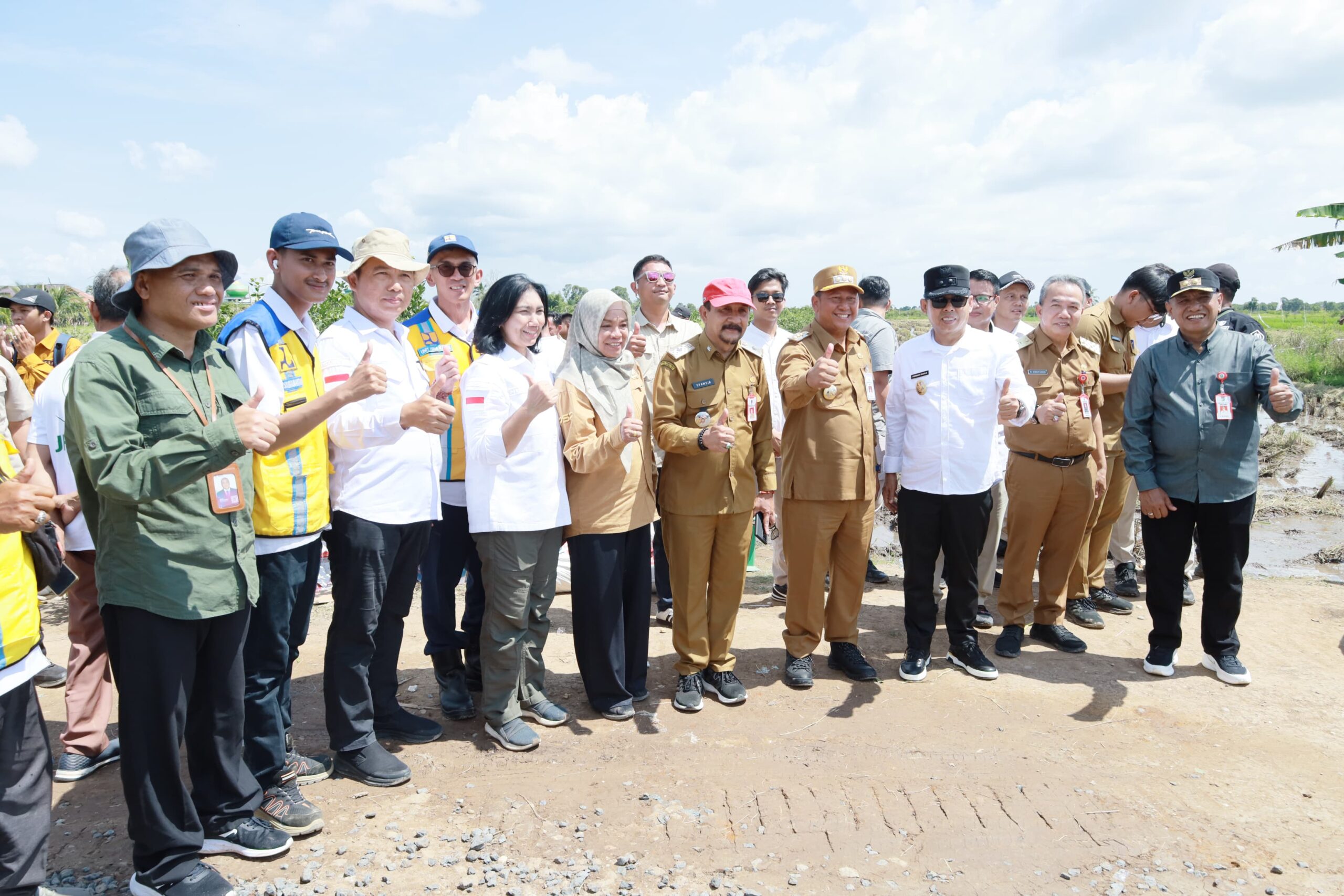 “Panen Raya Serentak Bersama Presiden Dan Mentan, Bupati Batola H.Bahrul Ilmi Ucapkan Rasa Syukur Dan Terimakasih”
