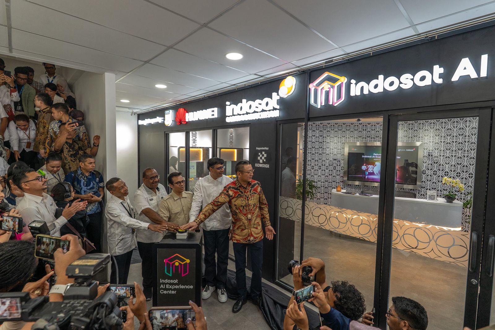 Indosat Ooredoo Hutchison Resmikan AI Experience Center di Jayapura, Indonesia Timur