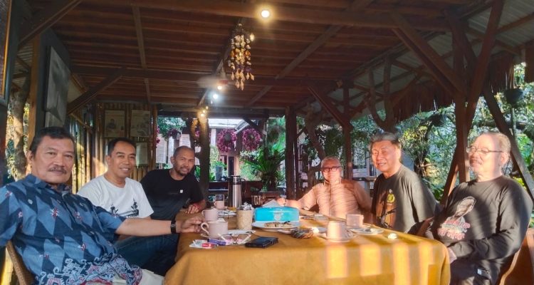 MAMA KHAS BANJAR, DIKULITI OPINI Oleh: Noorhalis Majid