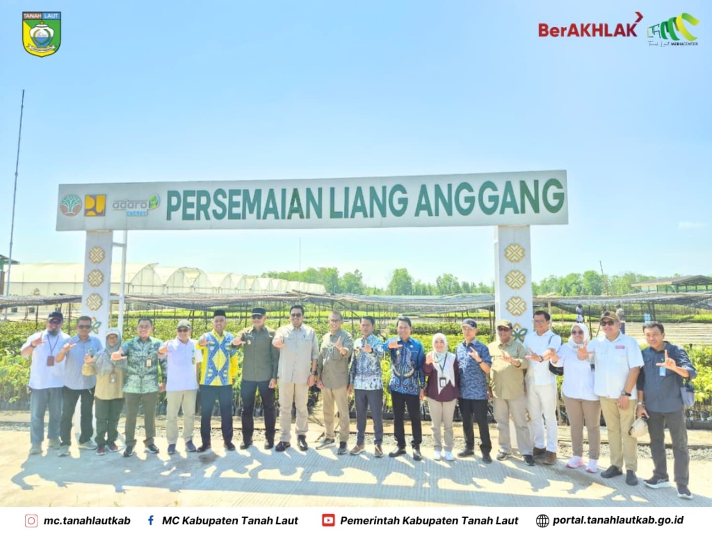 Dorong Swasembada Pangan , Wamenhut RI Serahkan 500 Bibit Produktif ke TanahLaut