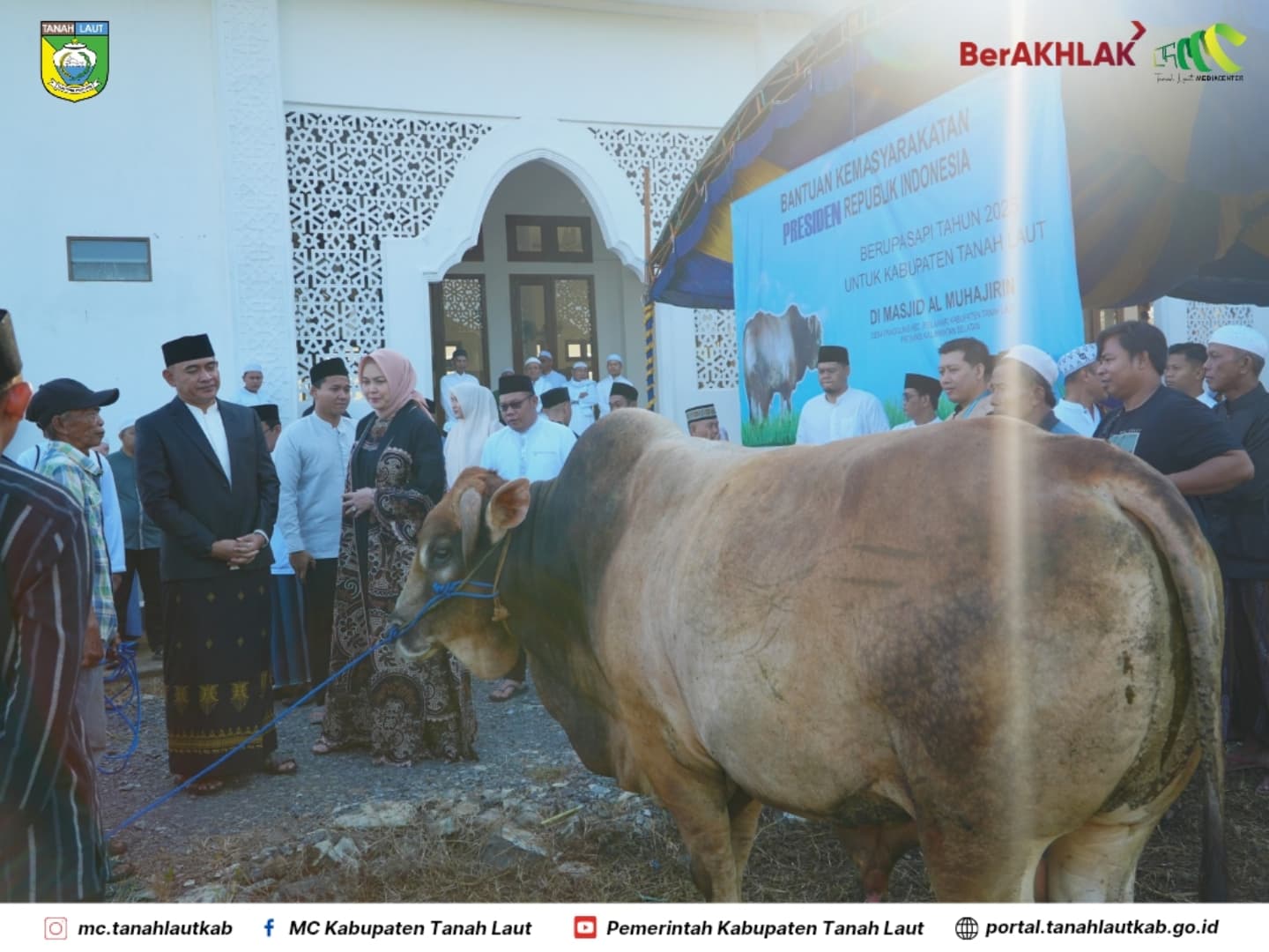Bupati Tanah Laut Sholat Idul Adha dan Serahkan Sapi Bantuan Presiden RI