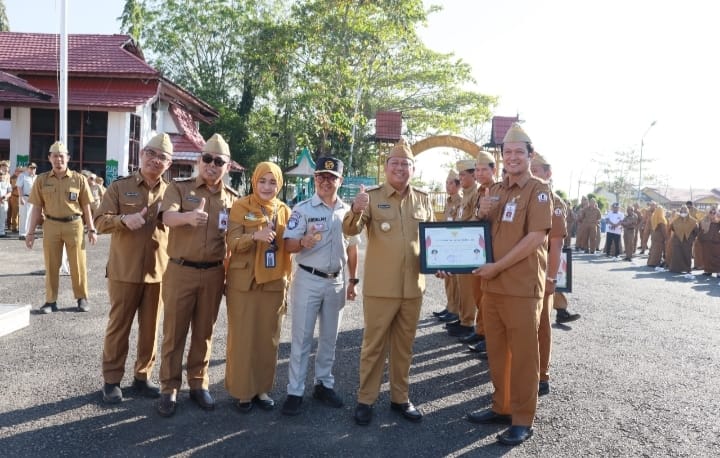 Barito Kuala Peringkat 1 Kepatuhan Pajak, Bupati Serahkan Piagam Penghargaan