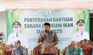 Bupati Barito Kuala Serahkan Bantuan Sarana Budidaya Ikan kepada Warga Desa Anjir Muara Kota