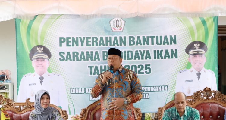 Bupati Barito Kuala Serahkan Bantuan Sarana Budidaya Ikan kepada Warga Desa Anjir Muara Kota