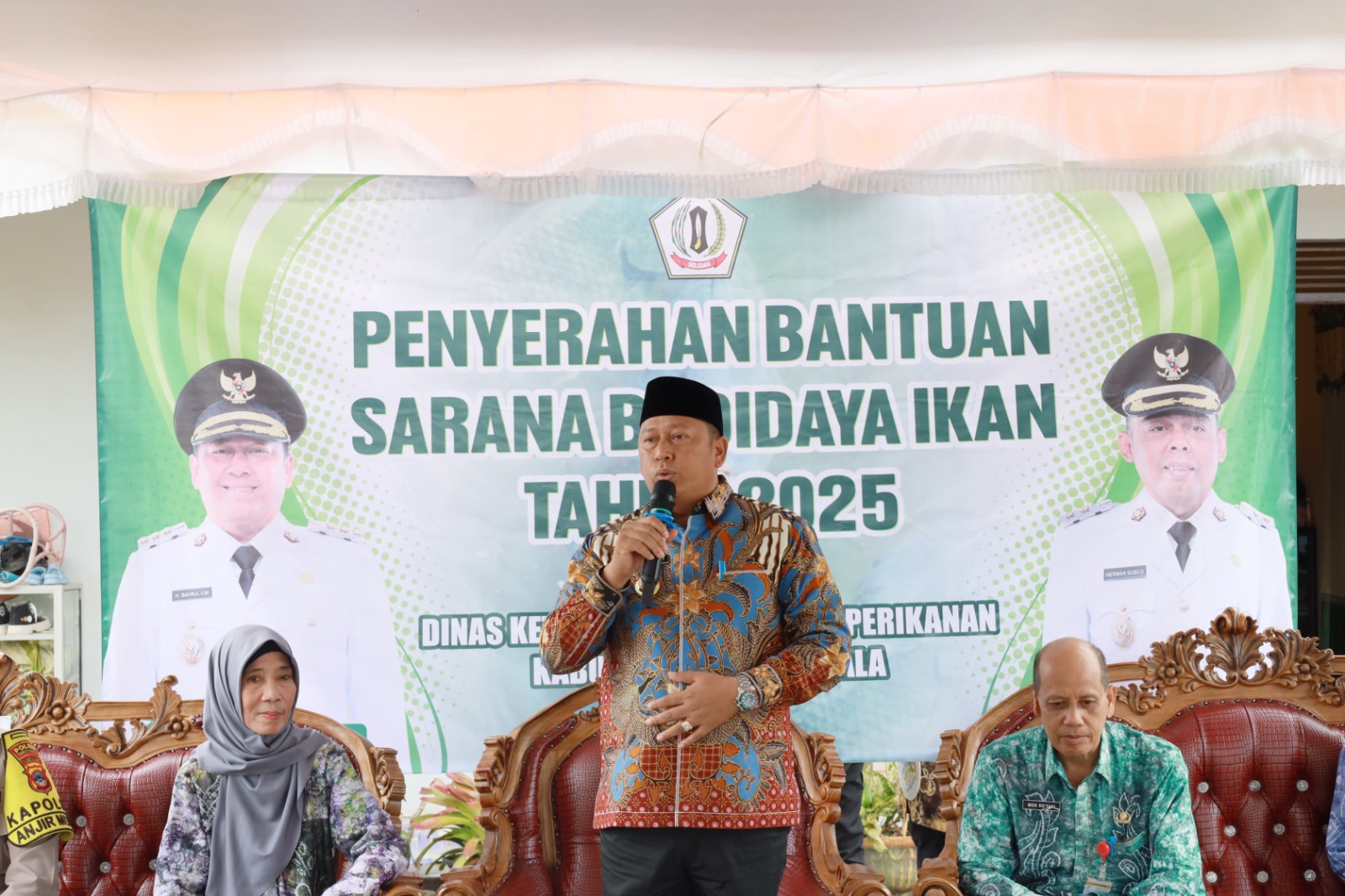 Bupati Barito Kuala Serahkan Bantuan Sarana Budidaya Ikan kepada Warga Desa Anjir Muara Kota