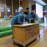 Bupati Batola bersama DPRD Tandatangani Nota Kesepakatan KUPA-PPAS Perubahan APBD 2025