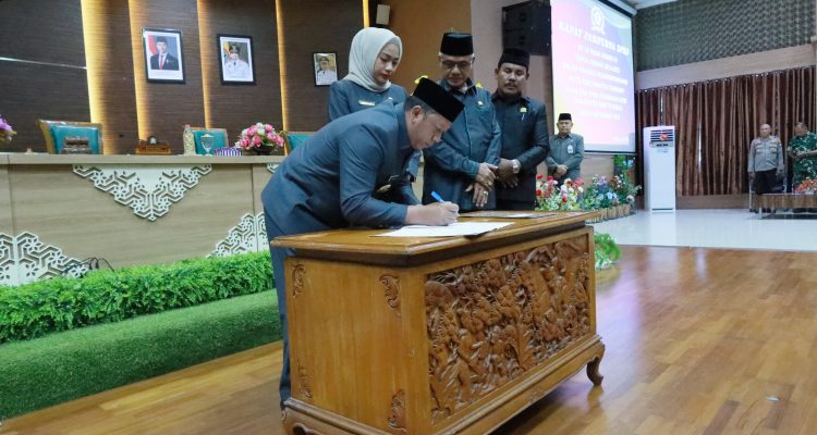Bupati Batola bersama DPRD Tandatangani Nota Kesepakatan KUPA-PPAS Perubahan APBD 2025