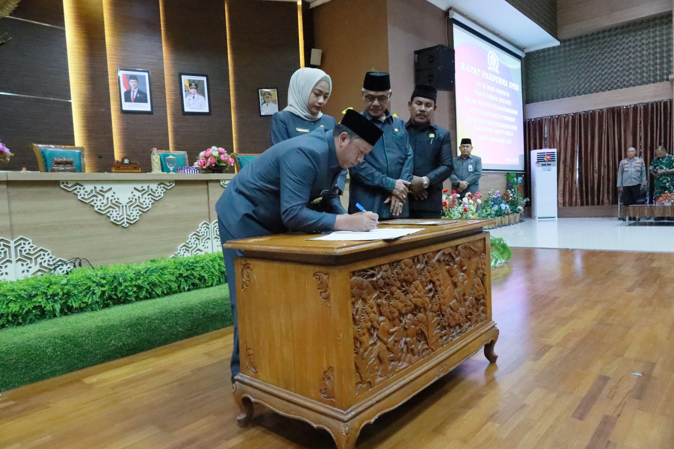 Bupati Batola bersama DPRD Tandatangani Nota Kesepakatan KUPA-PPAS Perubahan APBD 2025