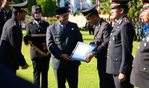 Di Hari Bhayangkara ke-79 ,  Pemkab. Tanah Laut  Berikan  Penghargaan kepada Polisi Berprestasi