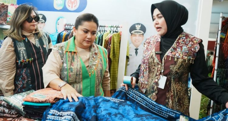Angkat Kearifan Lokal , Ketua Dekranasda Tanah Laut Hj Dian Hadiri HUT ke-45 Dekranas
