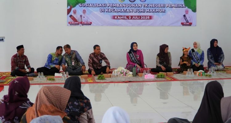 Dihadiri Hj Dian Rahmat, Kadisdikbud Mantapkan Komitmen PAUD sebagai Fondasi Utama Bangsa melalui sosialisasi Parenting