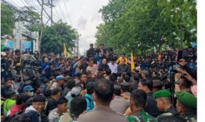 Ribuan Pendemo Datangi Gedung DPRD Kalsel : Tuntut Aspirasi Mereka Diperjuangkan