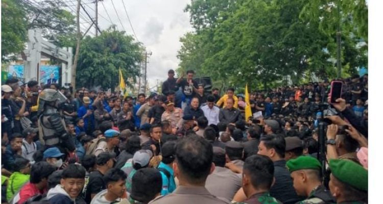 Ribuan Pendemo Datangi Gedung DPRD Kalsel : Tuntut Aspirasi Mereka Diperjuangkan