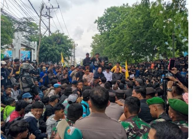 Ribuan Pendemo Datangi Gedung DPRD Kalsel : Tuntut Aspirasi Mereka Diperjuangkan