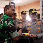 HUT TNI ke 80, Kapolres Banjar Hadiahkan  Nasi Tumpeng ke Kodim Martapura