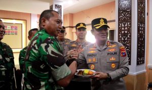 HUT TNI ke 80, Kapolres Banjar Hadiahkan  Nasi Tumpeng ke Kodim Martapura