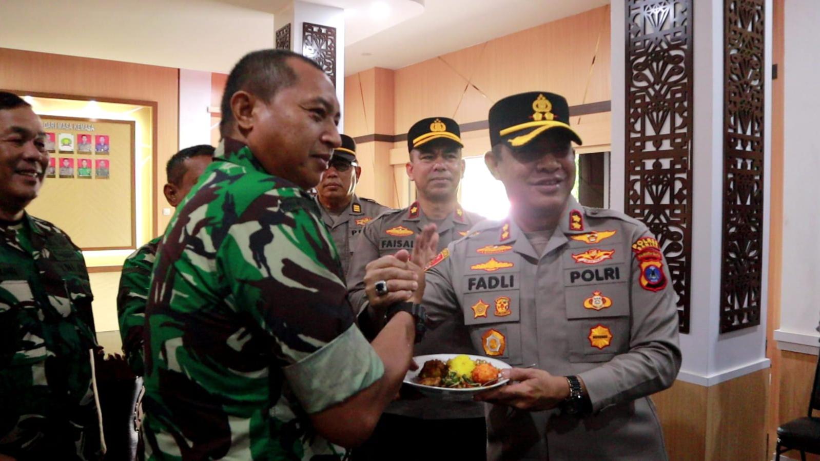 HUT TNI ke 80, Kapolres Banjar Hadiahkan  Nasi Tumpeng ke Kodim Martapura