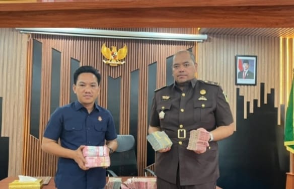 Atas Pengganti Kerugian Negara Salah satu Keluarga AS serahkan Uang Titipan Rp 600 juta ke Kejari Tabalong