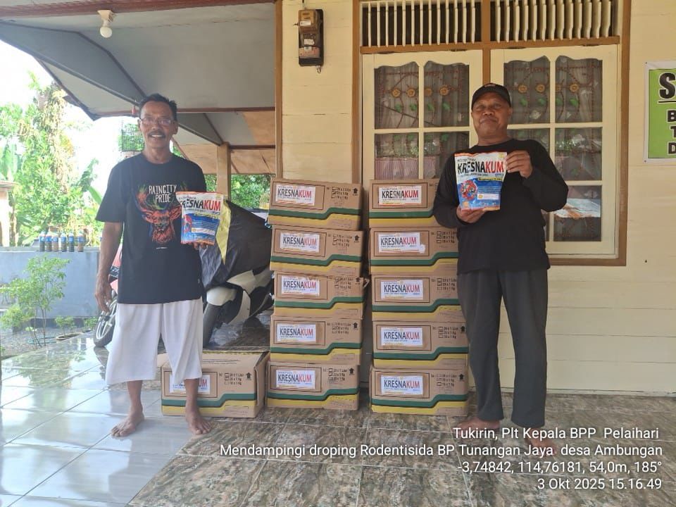 Kepala BPP Pelaihari Bagikan Racun Tikus ke Poktan di Desa Desa