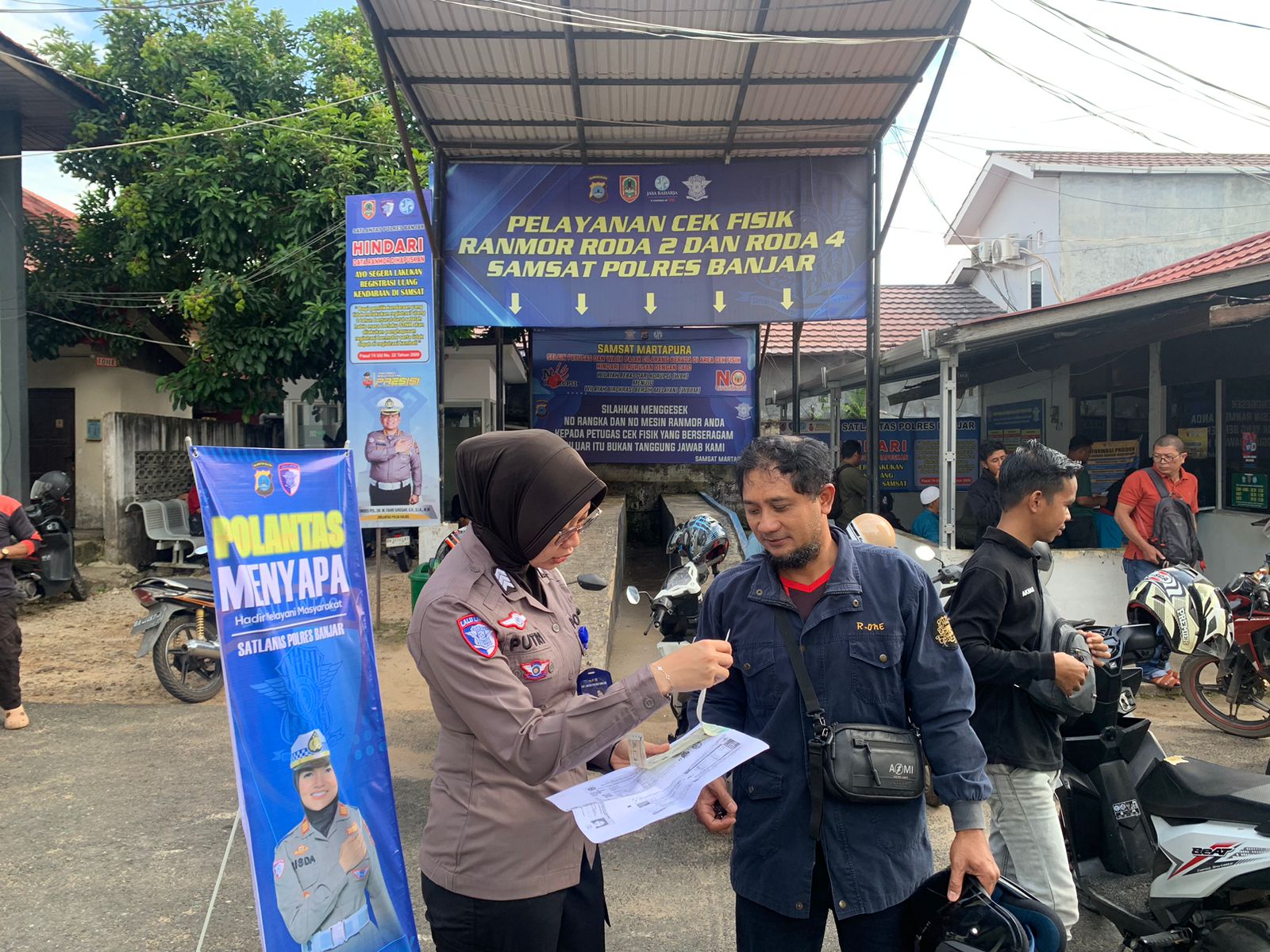 Satlantas Polres Banjar Gelar Program ‘Polantas Menyapa’ di KB Samsat Martapura