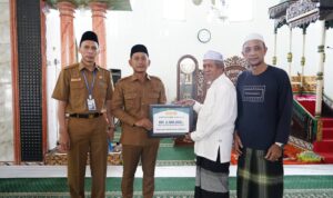 Wali Kota Banjarmasin Serahkan Bantuan Kemakmuran Masjid dan Insentif Marbot di Masjid Jami Teluk Dalam